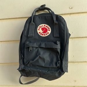 Fjallraven Kanken mini in dark grey